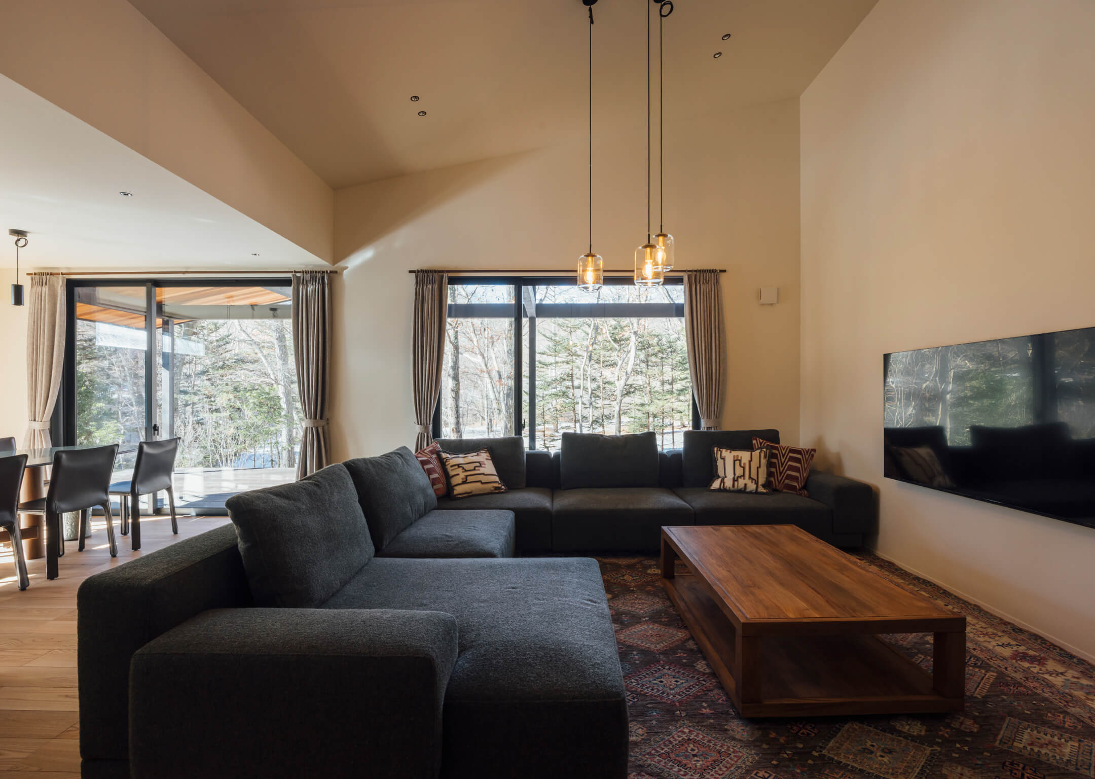 森に溶け込む平屋のセカンドハウス